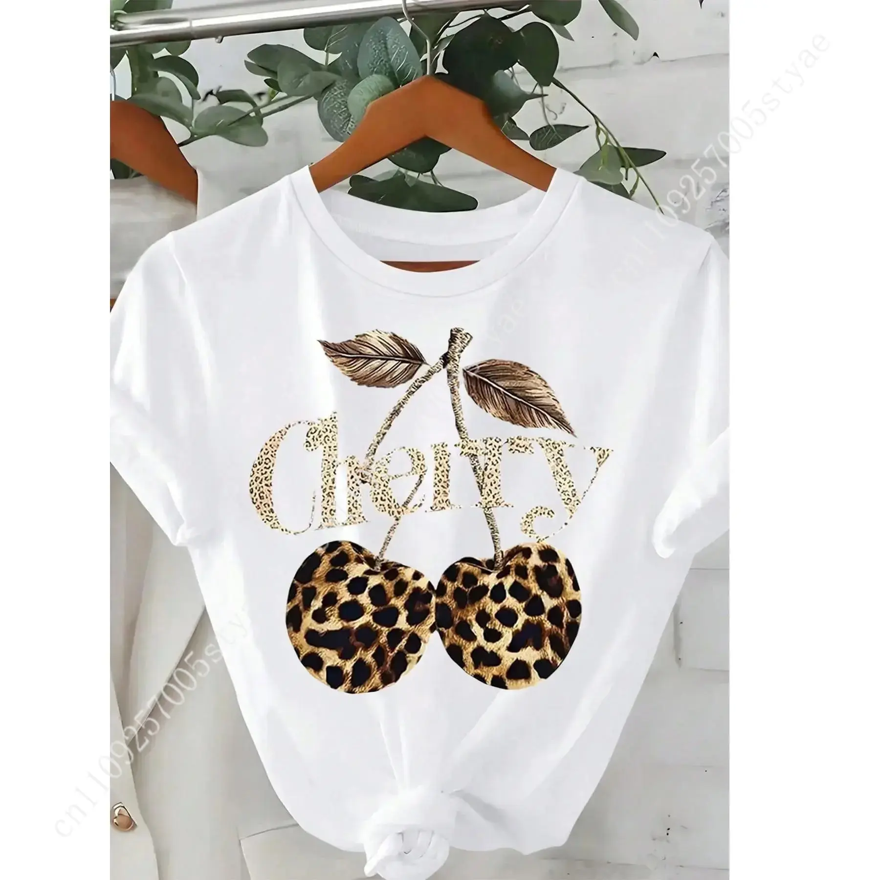 Summer Quilt - Dames T-shirt met kersen- en luipaardprint,