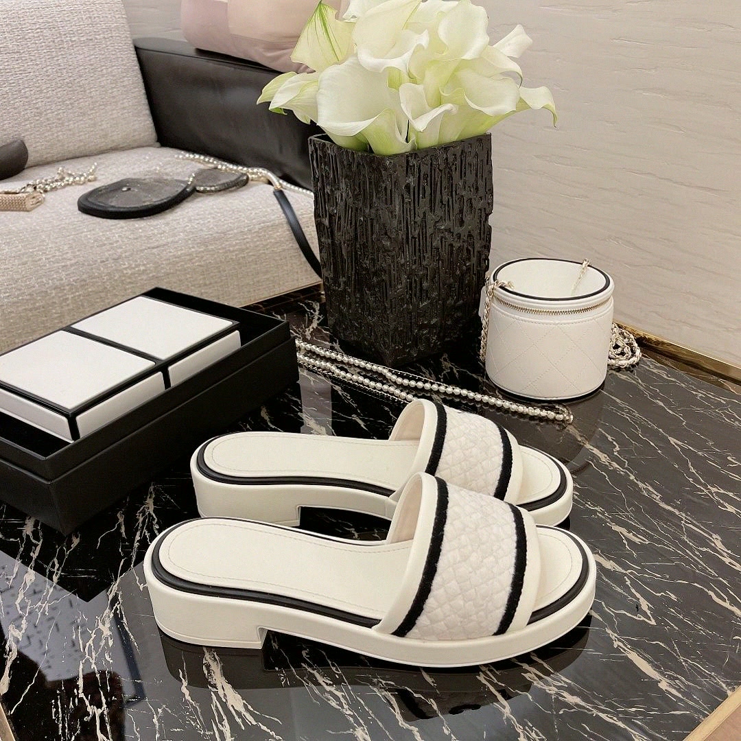 Summer Quilt - Witte gewatteerde platform slippers met zwarte